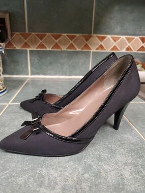 Tahari Alexa Women Stilletto Black Pumps Shoes With Patent Bow Size 7 1/2